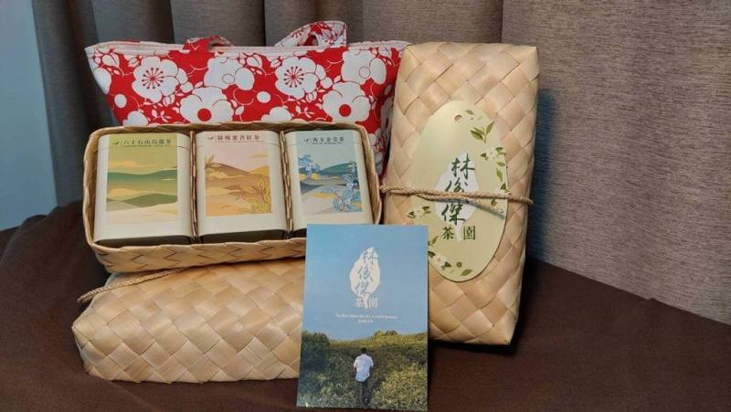 花蓮富里鄉六十石山茶農林俊傑參加日本世界綠茶大賽獲金賞獎，這是他第二度參賽，除了對茶葉品質的精進，這次也更著重環保理念與包裝，結合人文、手作、繪畫將花蓮茶農生活、環保元素整合在茶禮盒中。（林俊傑提供）