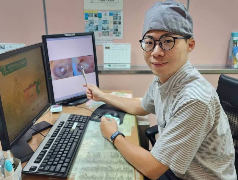 阮綜合醫院耳鼻喉科醫師林宏儒指出，急性中耳炎若未及時治療，感染範圍擴大，耳膜會自動產生小破洞，讓耳內的膿瘍流出，穿孔超過3個月沒癒合，將造成永久性聽力傷害。（阮綜合醫院提供）