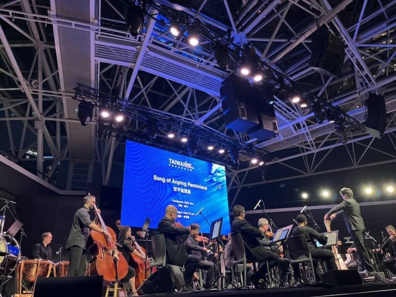 多倫多台灣文化節開幕音樂會，由加拿大台裔指揮家謝建得領銜加拿大台灣文化節管弦樂團演出。（駐多倫多辦事處提供）