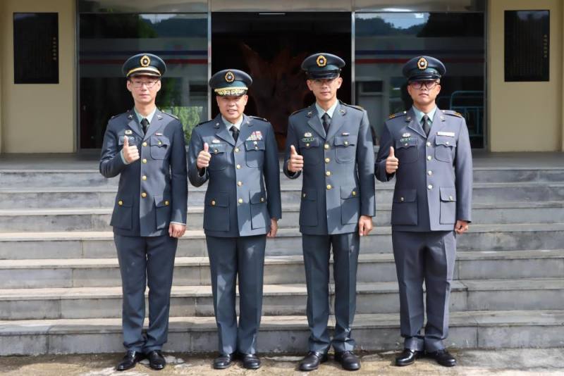 機步234旅旅長盧少將與晉任人員合影。（陸軍第十軍團提供）