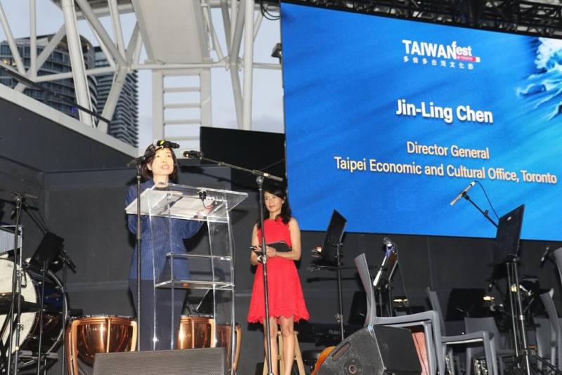 多倫多台灣文化節（TAIWANfest Toronto）在湖濱中心登場，駐多倫多辦事處長陳錦玲（左）應邀在台灣文化節開幕式致詞。（駐多倫多辦事處提供）