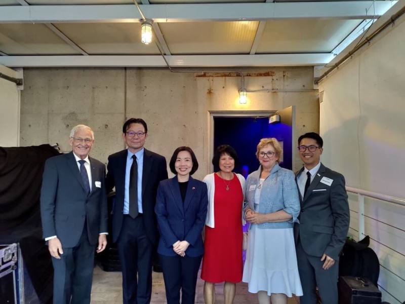 多倫多台灣文化節25日登場，多倫多市長鄒至蕙（右3）、駐多倫多辦事處長陳錦玲（左3）、安省省議員何德孟（左）等人在台灣文化節活動合影。（駐多倫多辦事處提供）