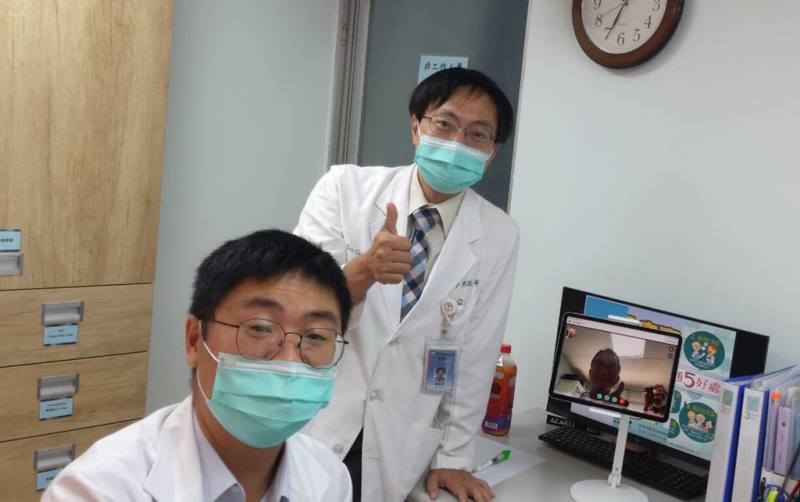 上圖.梨山衛生所與中山醫學大學附設醫院神經內科遠距復健會診。(左起中山附醫神經內科林祐嶙醫師、中山附醫家庭暨社區醫學部顏啟華部長、平板電腦影像：梨山衛生所姜明凱醫師)