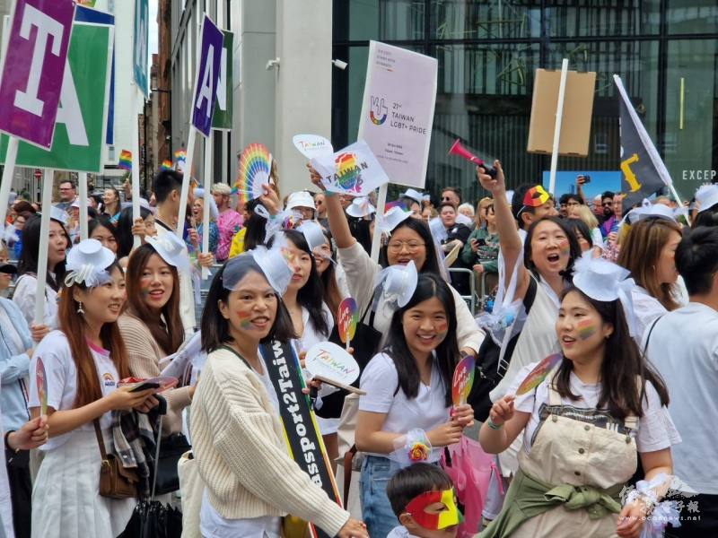 由曼城臺灣人協會召集的台灣隊走上曼徹斯特街頭參與同志大遊行 (Manchester Pride)。(曼城臺灣人協會提供)