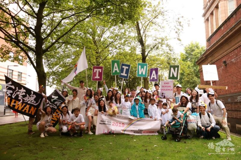 組成多元的臺灣遊行隊伍，對社會議題展現認同，也讓臺灣價值被看見。(曼城臺灣人協會提供)