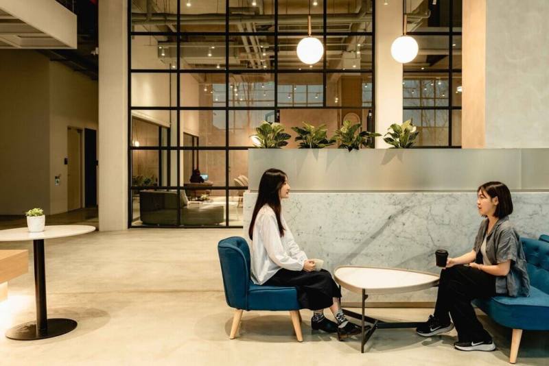 「駁二共創2號基地－共享工作空間」30日起試營運，基本設備應有盡有，空間細節隨處可見設計巧思，大面積落地窗引入自然光，挑高5米讓思緒更自由。（高雄市政府文化局提供）