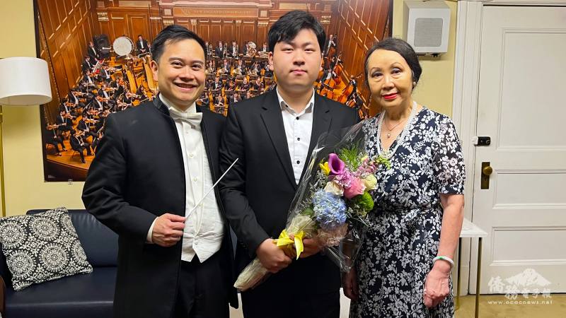 中華表演藝術基金會會長譚嘉陵 (右)恭喜傅聰國際協奏曲比賽冠軍李澈，水星交響樂團指揮余建寧，完美獻演一場音樂會。