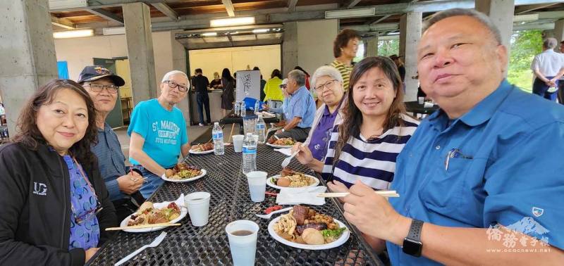 榮民、會員和眷屬享受古早味的臺灣美食