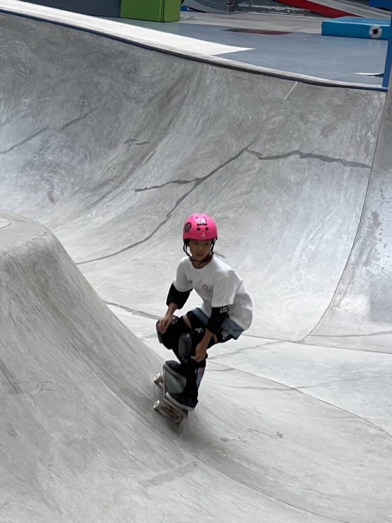 滑板女孩林逸凡9月將代表台灣參加杭州亞運滑板項目，目前正在中國移地訓練，進行最後衝刺。（楊旻芳提供）