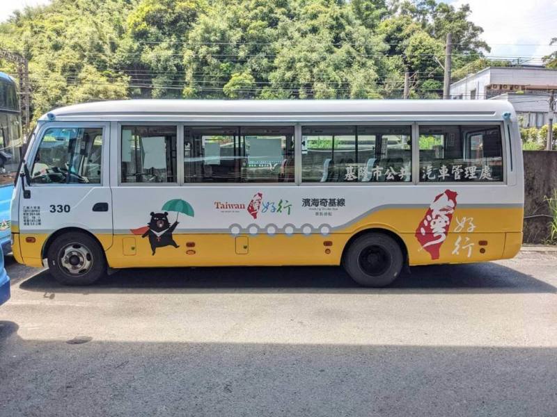 基隆景點接駁公車「濱海奇基線」30日起由市府公車處接手復駛，全線共10站約20公里，沿線景點有仙洞巖、佛手洞、廟口夜市、基隆要塞司令部、正濱漁港（色彩屋）、和平島公園、八斗子漁港、海科館（潮境公園）、八斗子車站等，民眾可輕鬆暢遊基隆各大景點。（基隆市政府提供）