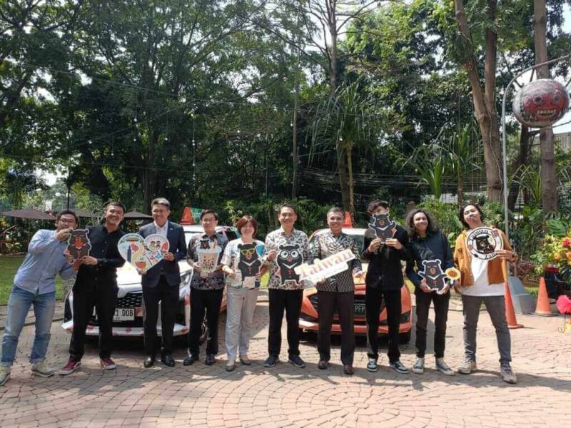 觀光局吉隆坡辦事處主任周士弼（右4）與印尼視覺藝術工作室KROOSYL設計團隊法烏茲（Muzza Fauzy，右2）等人合影。（觀光局提供）