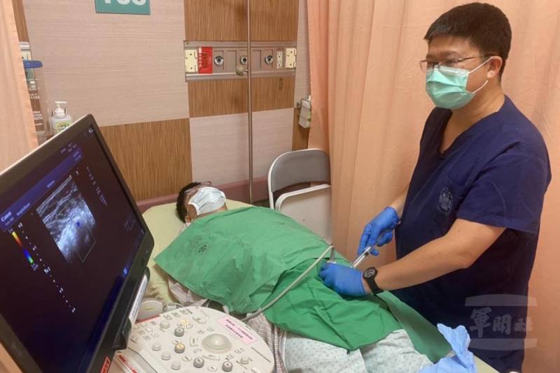 臺中榮總急診部廣泛應用超音波定位神經阻斷術，有效緩解病人疼痛。（臺中榮總提供）