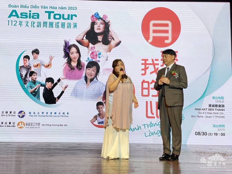 簡智明與鄭怡合唱