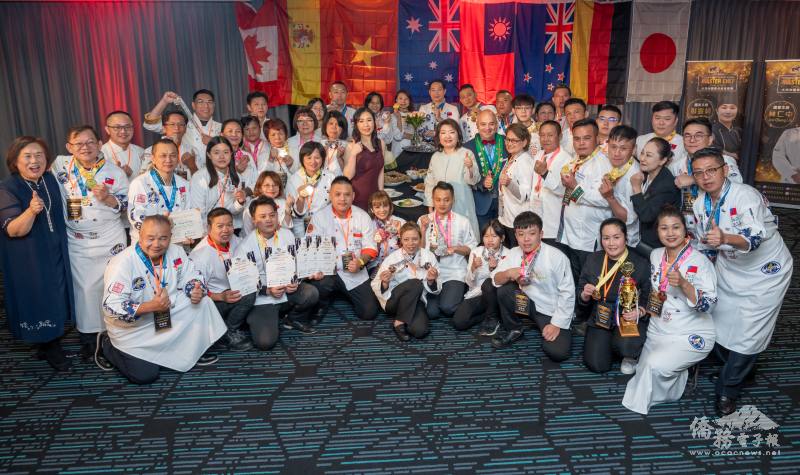 臺灣國家代表隊賽後合影 (圖中左為紐西蘭臺灣商會會長鄭婷文，圖中右為駐奧克蘭辦事處處長陳詠韶)