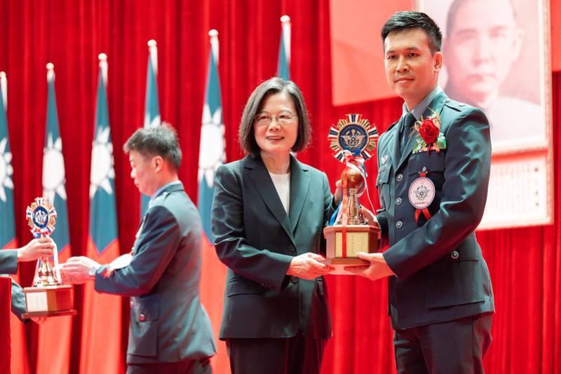 蔡英文總統31日上午出席「112年軍人節暨全民國防教育日表揚活動」