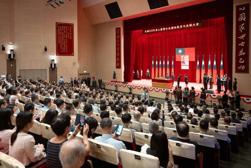 總統出席「112年軍人節暨全民國防教育日表揚活動」