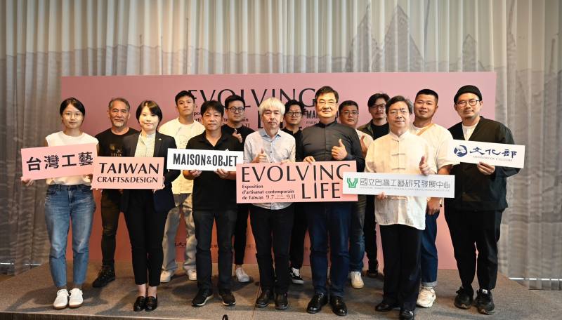 參與貴賓與展出工藝家及設計師共同合影留念