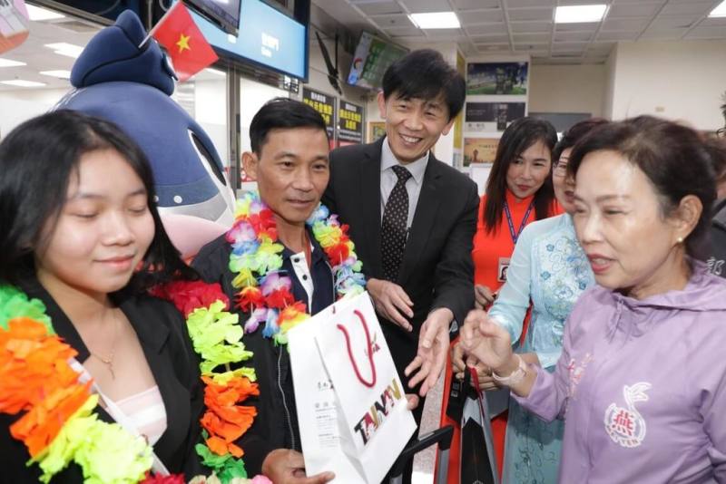 越捷航空台南-越南峴港航線首航包機31日飛抵台南，台南市副市長葉澤山（左3）親自到機場迎接旅客，並送上伴手禮。（台南市政府提供）