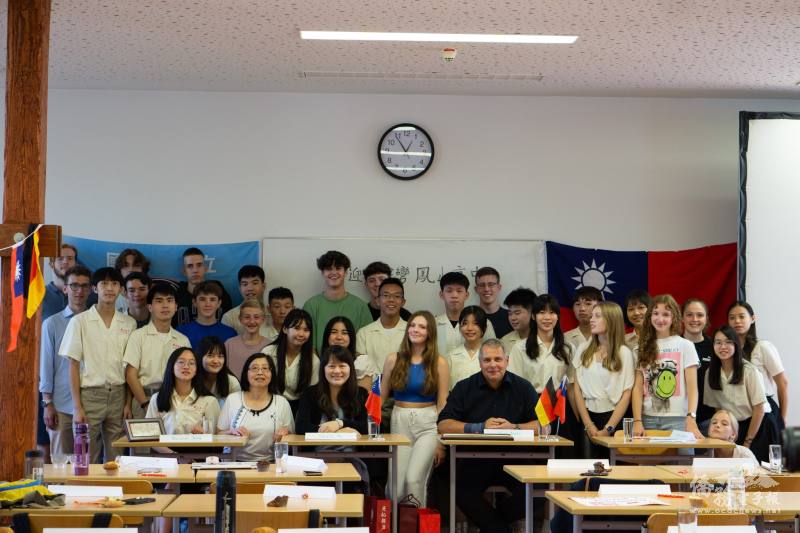 鳳山高中學生們進入聖貞中學校園學習