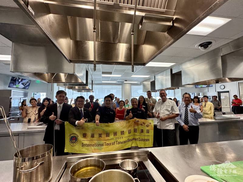 Guests' group photo (first row from left, Deputy Director You, Director General Chou, Chef Chang, Chef Lu, Dean Alex Erdmann, Owen Deng).