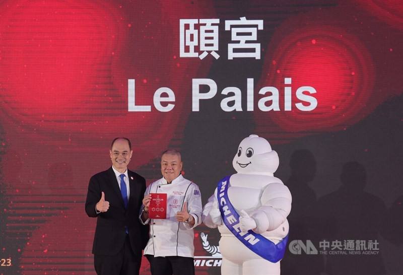 Le Palais Chef Ken Chan (center) receives the three-star honor at the Michelin Guide's ceremony in Taipei Thursday. CNA photo Aug. 31, 2023