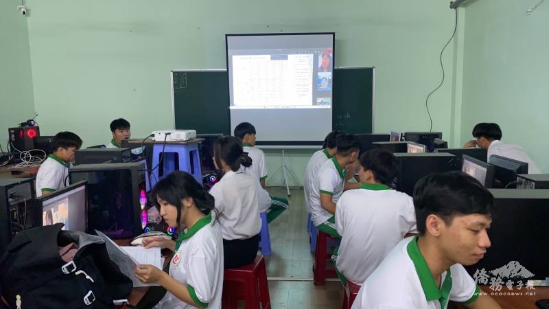 光正民立越華初高中學校學生上課情形