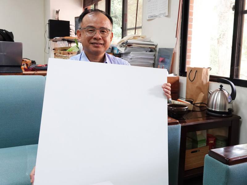 國立中正大學表示，理學院長陳建易成功開發新世代多功能環保防疫綠能生物水泥天花板，具有抗菌及防疫效能。（中正大學提供）