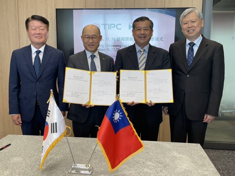 高雄港務分公司總經理王錦榮與韓新遠洋公司副總裁金新簽署高雄港76、77、78號碼頭15+5年長約