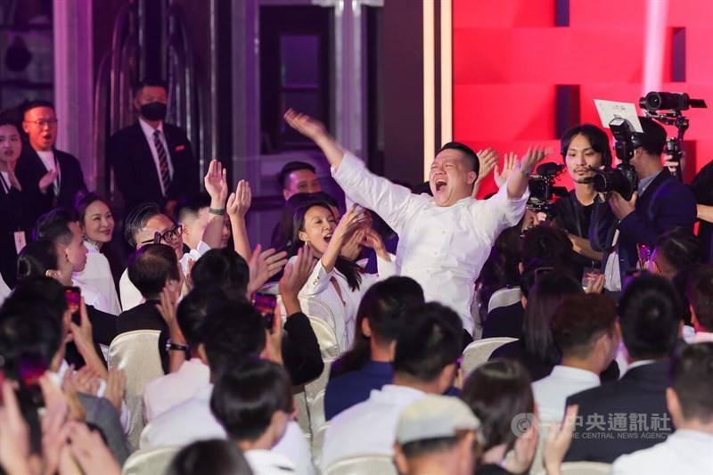 2Chef Kai Ho of Taïrroir cheers on the stage of the the Michelin Guide ceremony in Taipei Thursday. CNA photo Aug. 31, 2023
