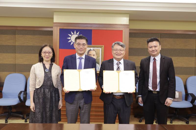 成大與中鋼馬來西亞公司1日舉行「成蝶計畫-國際人才培育合作備忘錄」簽約，圖為國立成功大學校長沈孟儒（左2）、中鋼馬來西亞公司董事總經理邱斌棟（左3）、駐馬來西亞代表葉非比（左1）、馬來西亞留台成功大學校友會長鄭迪能（右1）合影。