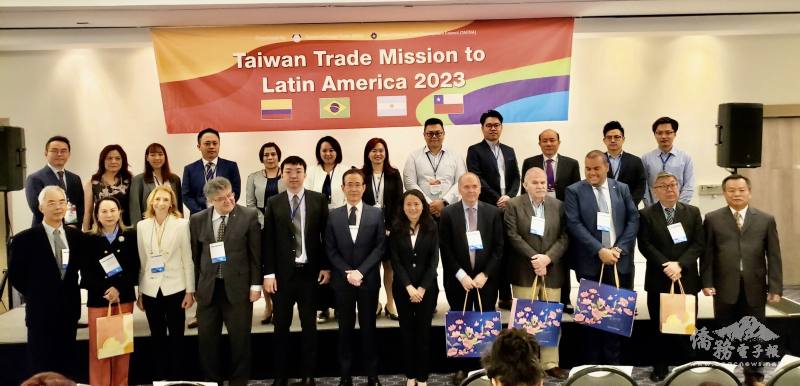 處長馮光中（前排中）與出席巴西貴賓合影