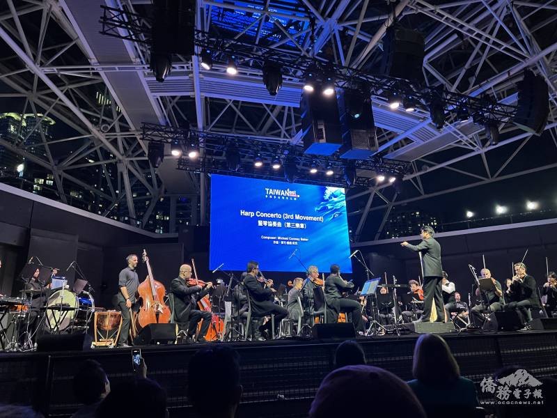 臺裔指揮家謝建得領銜交響樂團演奏情形