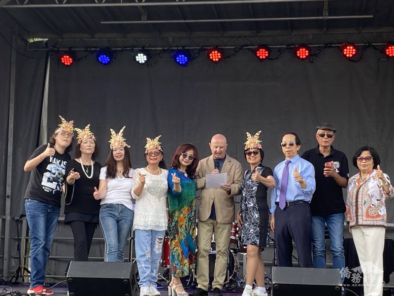 世界華人工商婦女企管協會多倫多分會成員在會長林桂珠帶領下表演多首歌舞