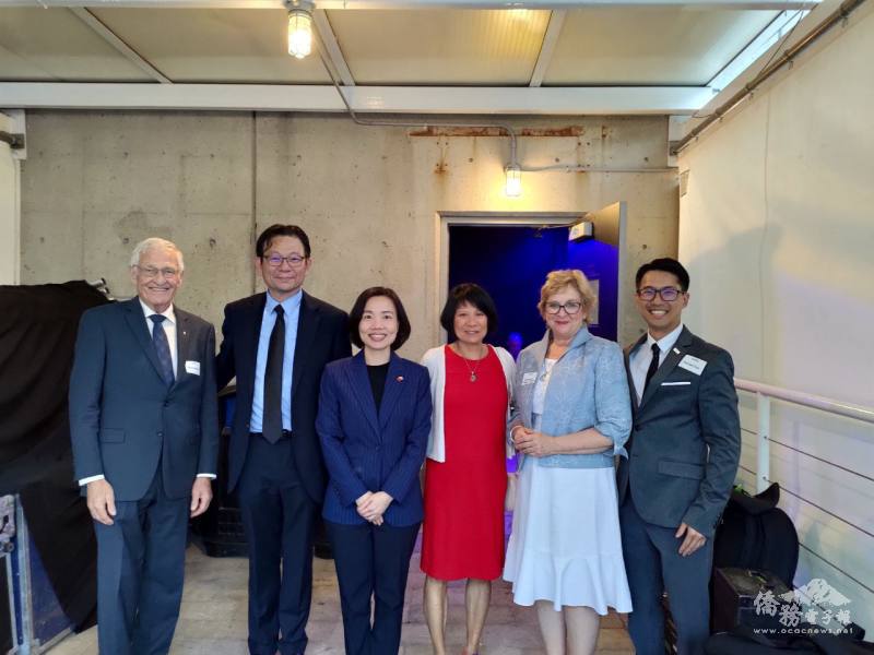 多倫多臺灣同鄉會會長胡品璿(左二)與駐多倫多辦事處處長陳錦玲(左三)、多倫多市市長鄒至蕙(右三)、省議員Earnie Hardeman(左一)、教育委員陳張帆(右一)等合照。
