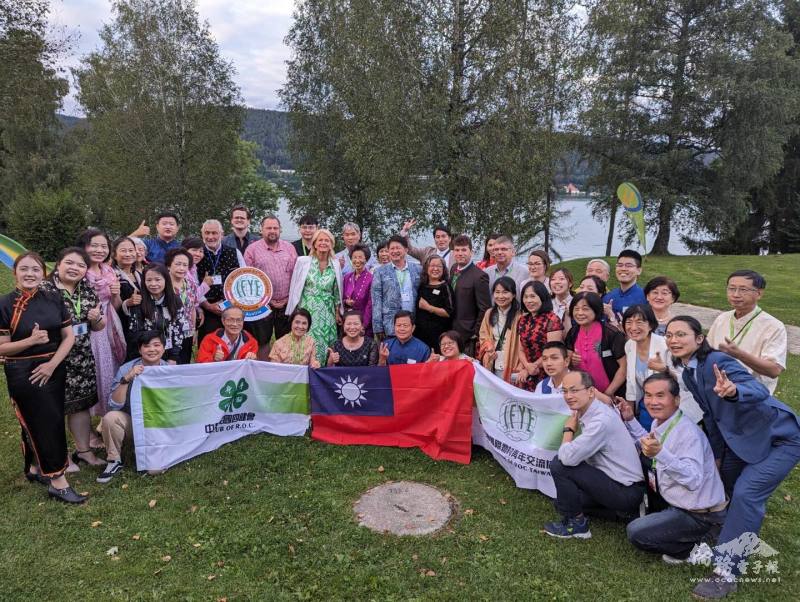 駐奧地利大使張小月(二排右十)出席「2023國際農村青年世界會議」，與中華民國四健會協會代表團合影