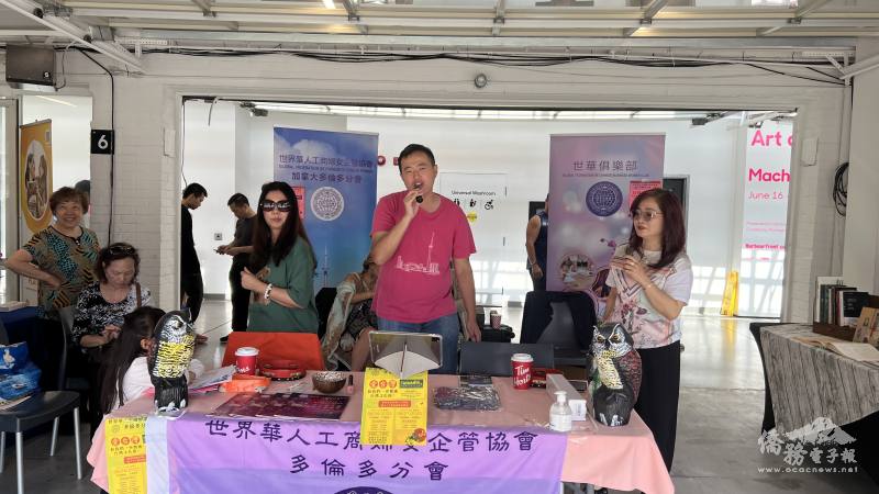 世界華人工商婦女企管協會多倫多分會臺語K歌攤位，民眾踴躍參與競歌