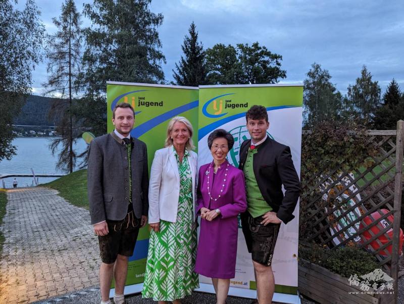 張小月(右二)與主辦方於宣傳海報前合影