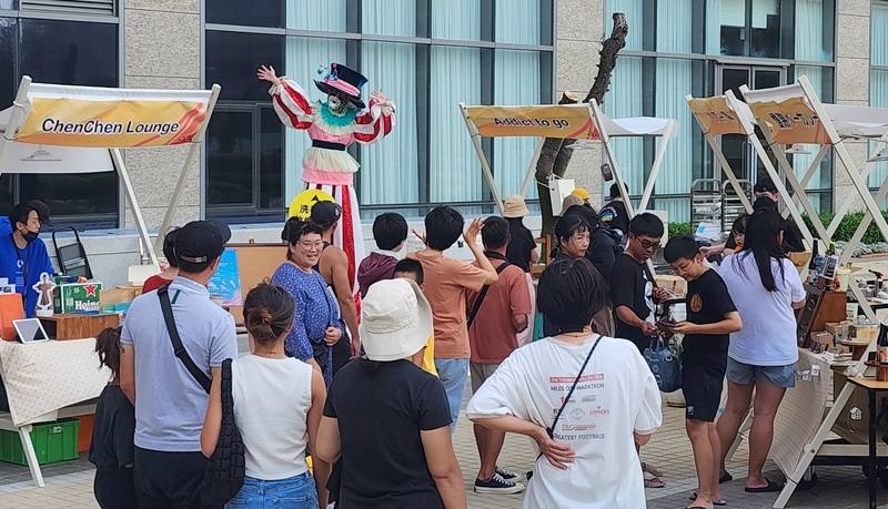 2023小澄埕 No.168市集2日在澎湖3號港旁綠洲公園熱鬧登場，以「醉後馬戲團」為主題概念，市集集結人氣品牌、餐酒名店、友善選品等攤位，吸引不少民眾前往走訪。