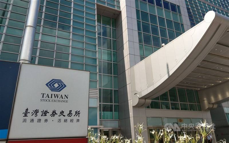 The sign of the Taiwan Stock Exchange is shown at the Taipei 101 skyscraper. CNA photo