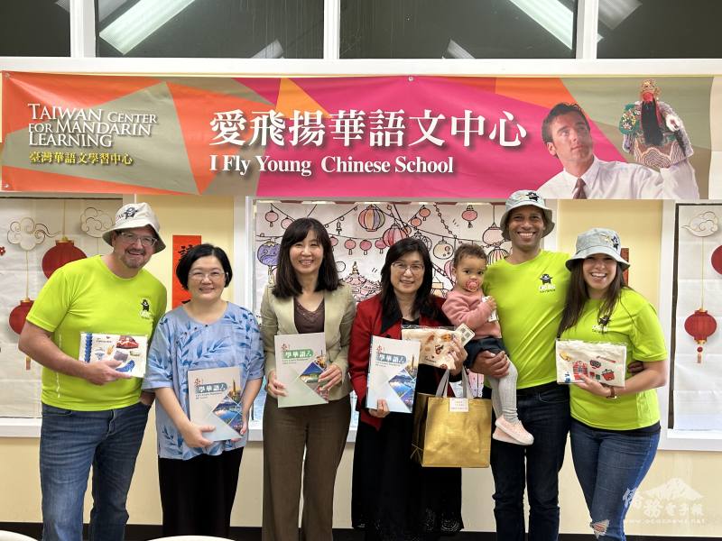 愛飛揚中文學校學生代表與陳玉明(左二)、莊雅淑(左三)、單聖玲(左四) 合影