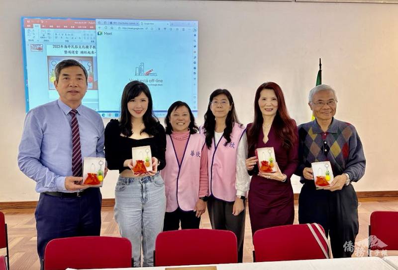 會長趙士縈（右三）贈送鳳梨吊飾和福袋給張宏昌（左一）、歐美廷（左二）、支黃秀莉（右二）、廖世秉（右一）