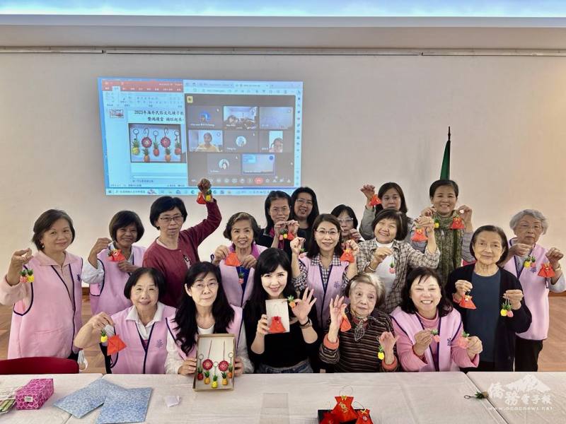 學員們開心展示自己的作品