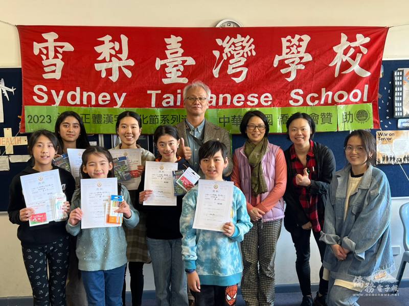 西北校區得獎者與老師評審合照