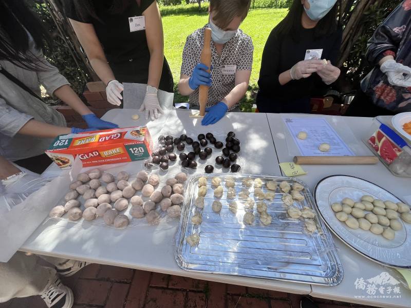 學員努力製作外皮