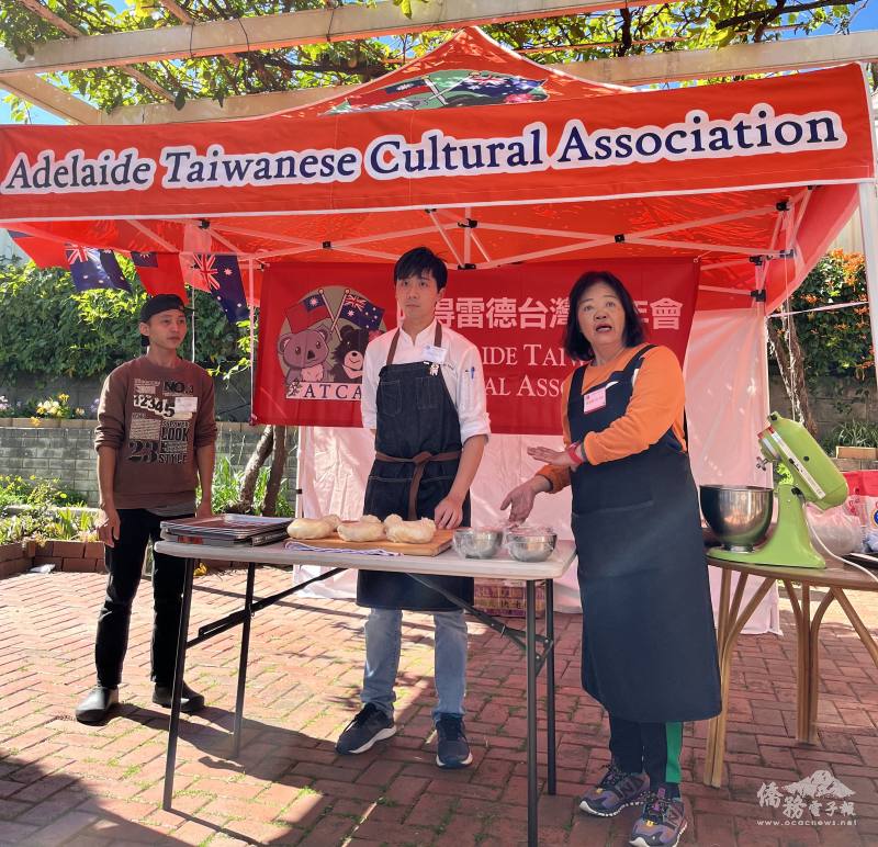 老師翁銘陽(中)與會長陳美壽(右)說明活動流程