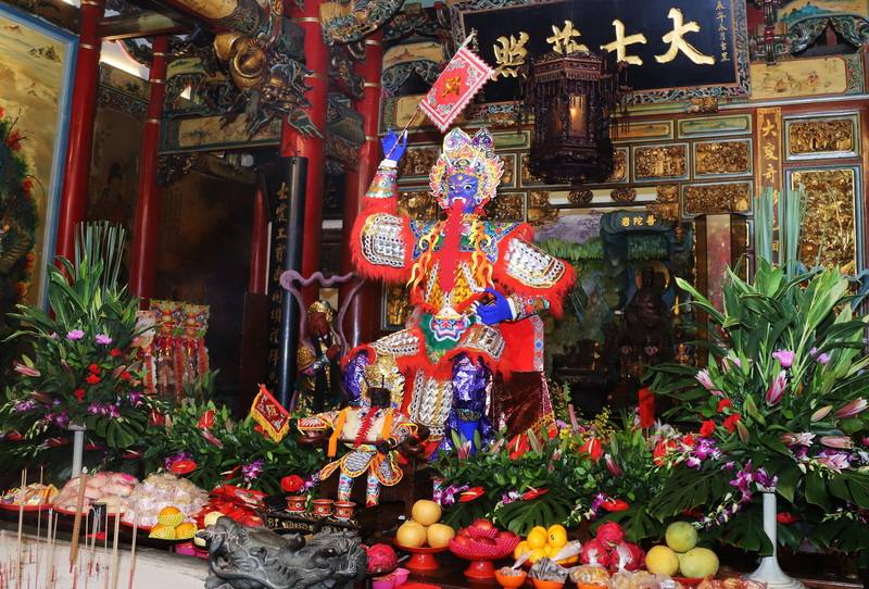 嘉義縣民雄大士爺祭5日清晨在紙糊神尊開光後登場，也宣告為期3天的普渡活動正式展開。