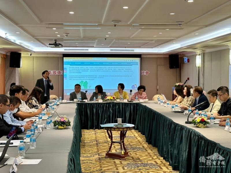 許世榕介紹僑委會推動急難救助協會宗旨及急難救助專區網站資訊