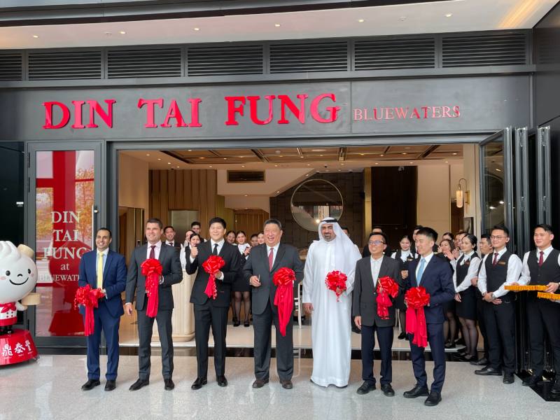 總領事張治平(右四)及中華餐飲集團執行長韓志華(左三)等人於開幕剪綵儀式合影