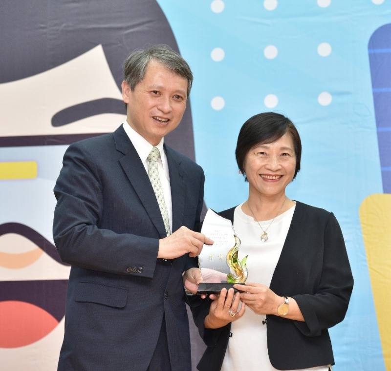 檔案管理局林局長秋燕(右)代表領獎