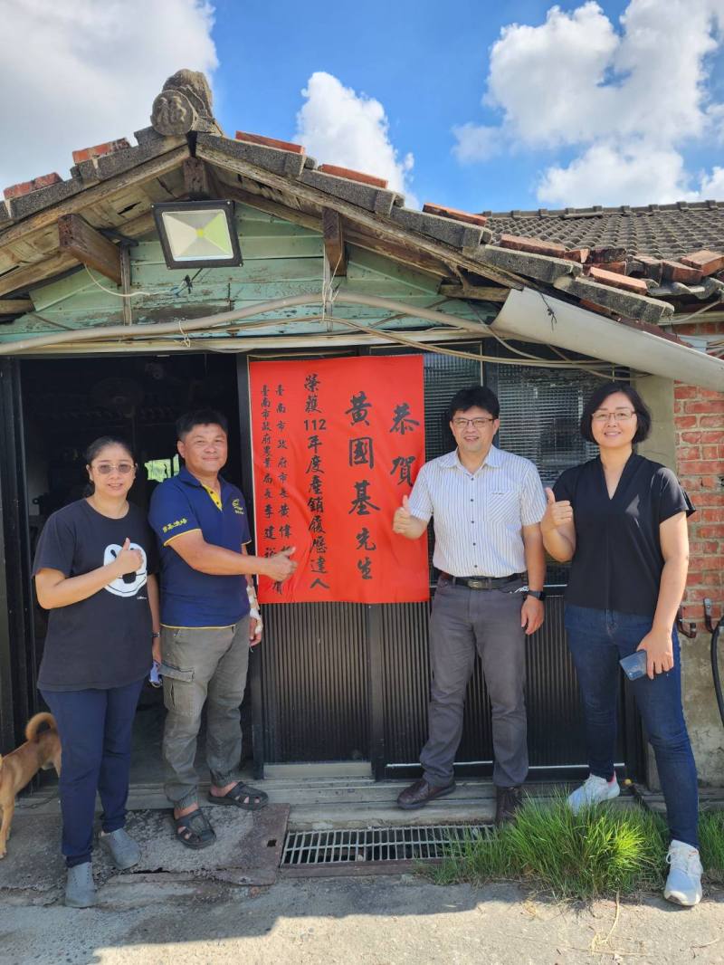 農業局漁業科賴青建科長祝賀洄游返鄉經營「國基漁場」的黃國基獲獎。